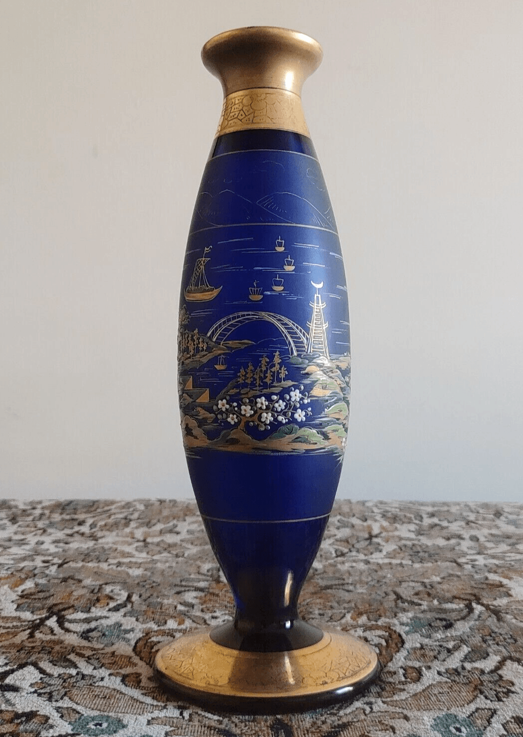 ボヘミアンチェコエナメル日本のパゴダギルトコバルトブルーガラス花瓶 