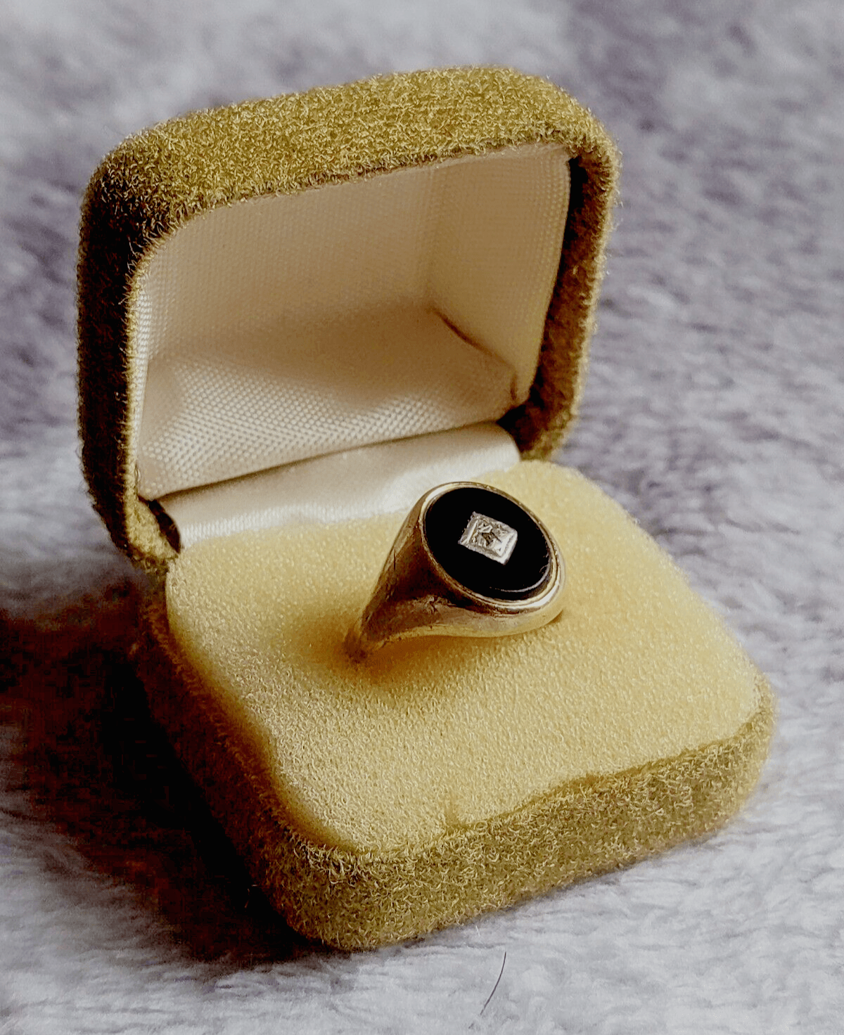 Mens Vintage (1978) 9 Carat Gold Onyx Oval Set Signet Ring with Diamond Chip - N½ - Tommy's Treasure