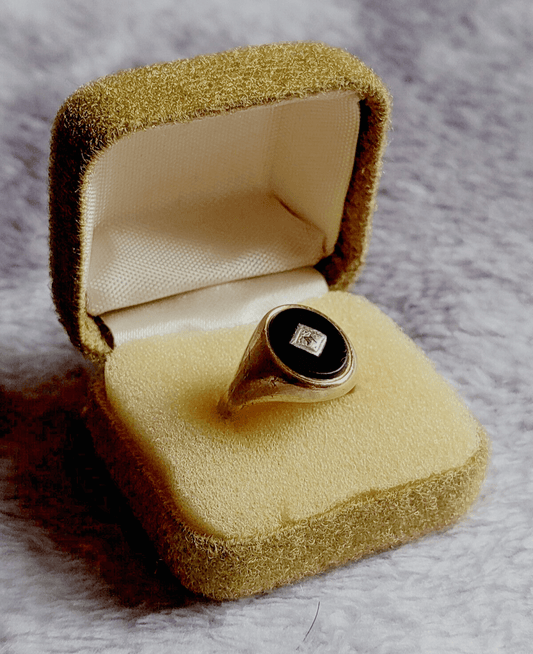 Mens Vintage (1978) 9 Carat Gold Onyx Oval Set Signet Ring with Diamond Chip - N½ - Tommy's Treasure